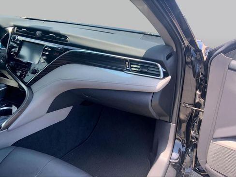 Used 2018 Toyota Camry XLE FWD image 19