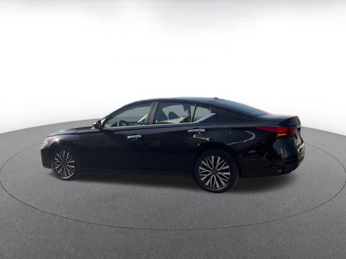 Used 2025 Nissan Altima 2.5 SV FWD image 10