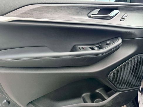 Used 2024 Jeep Grand Cherokee Limited image 12