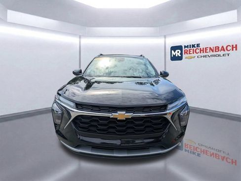 Used 2025 Chevrolet Trax LT FWD image 9