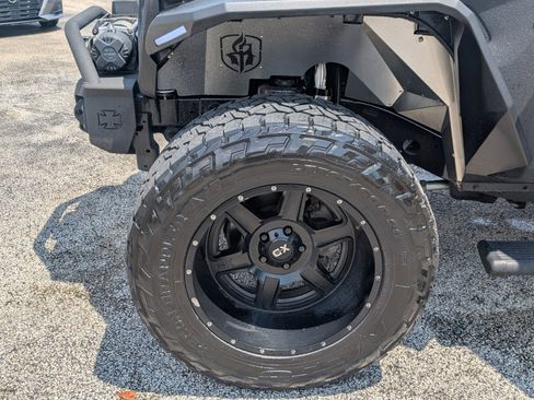 Used 2018 Jeep Wrangler Unlimited Sahara AWD/4WD image 19