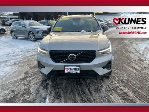 Used 2024 Volvo XC40 B5 Core image 12