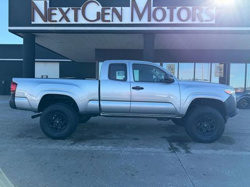 Used 2018 Toyota Tacoma SR image 10
