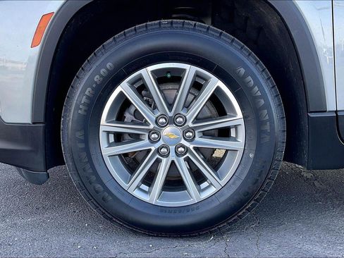 Used 2023 Chevrolet Traverse LT image 9