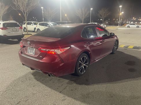 Used 2018 Toyota Camry SE image 4