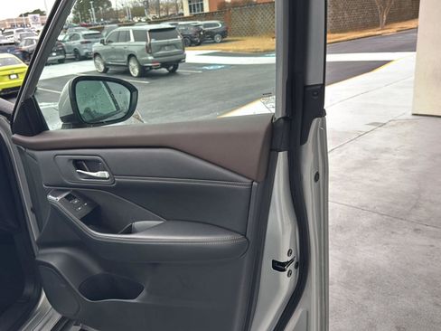 Used 2023 Nissan Rogue SV w/ SV Premium B Package image 12