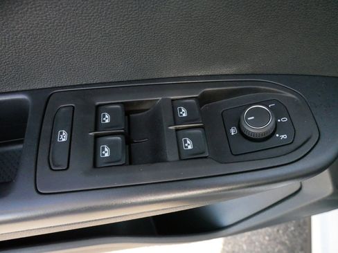 Certified 2025 Volkswagen Taos SE image 19