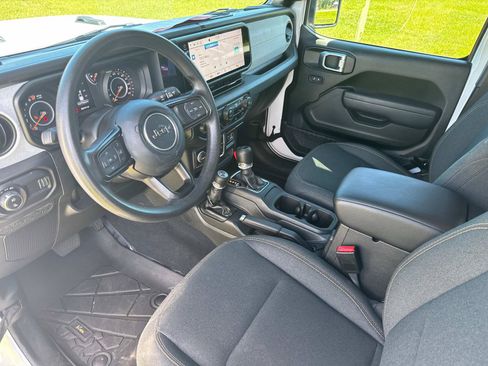 Certified 2025 Jeep Gladiator Sport AWD/4WD image 21
