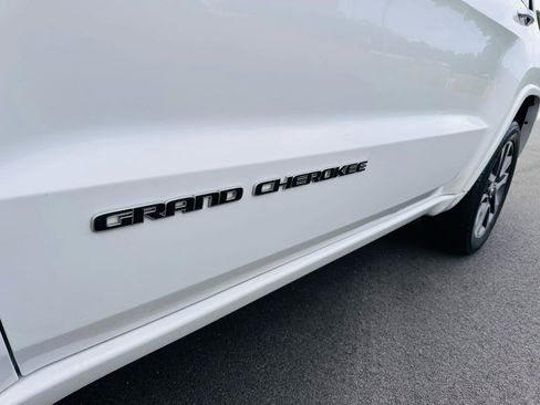 Used 2018 Jeep Grand Cherokee Overland AWD/4WD image 12