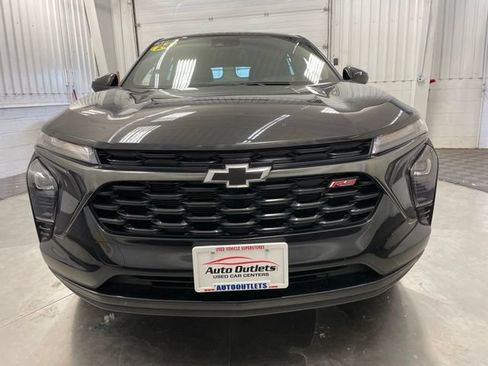Used 2024 Chevrolet Trax RS FWD image 2