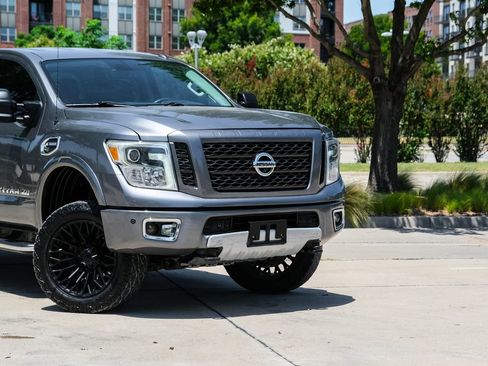 Used 2017 Nissan Titan PRO-4X w/ Pro-4x Convenience Package AWD/4WD image 3