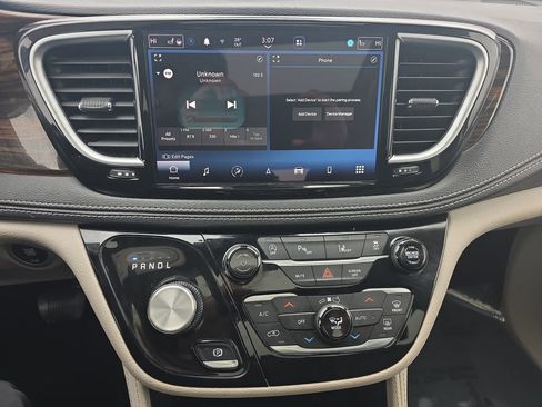 Used 2023 Chrysler Pacifica Limited image 23