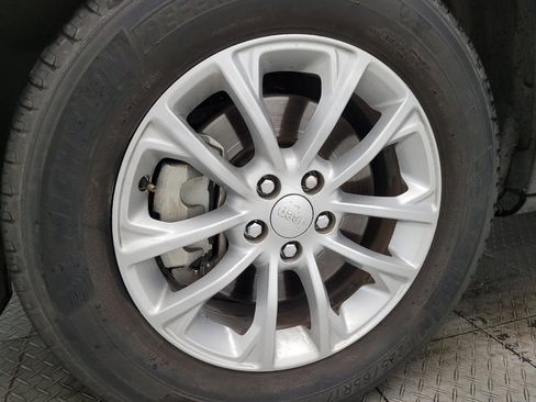 Used 2019 Jeep Cherokee Latitude w/ Popular Appearance Group AWD/4WD image 31