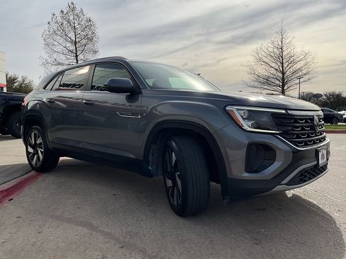 Used 2025 Volkswagen Atlas Cross Sport SE image 4