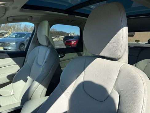 Used 2022 Volvo XC60 B5 Momentum image 10