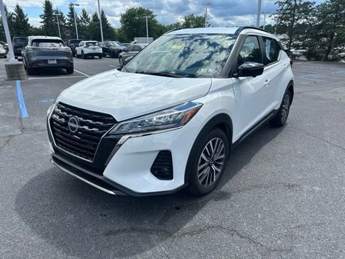 Certified 2023 Nissan Kicks SR FWD image 3
