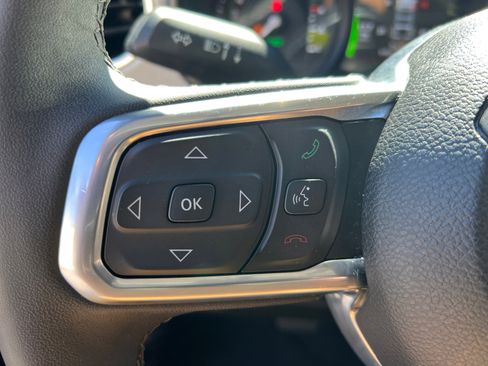 Used 2025 Jeep Wrangler Sahara image 28