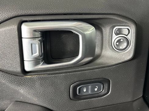 Used 2022 Jeep Wrangler Unlimited Sahara AWD/4WD image 33