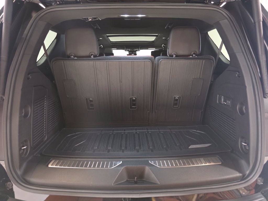 Used 2024 GMC Yukon Denali Ultimate w/ LPO, Floor Liner Package AWD/4WD image 10