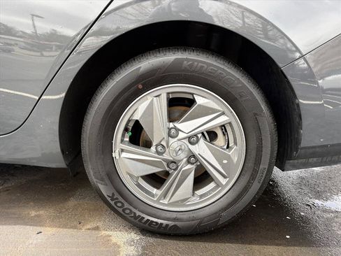 Certified 2025 Hyundai Elantra SE image 24