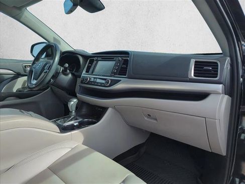 Used 2019 Toyota Highlander XLE image 26