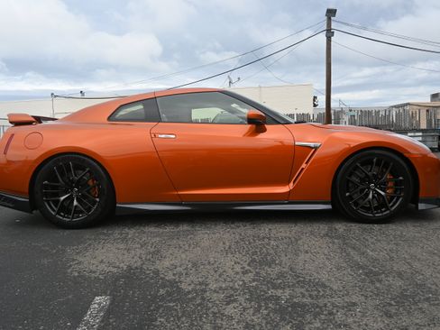 Used 2017 Nissan GT-R Premium AWD/4WD image 10