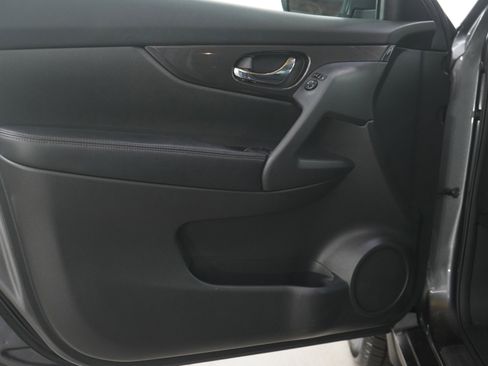 Used 2017 Nissan Rogue SV w/ Midnight Edition Package image 18