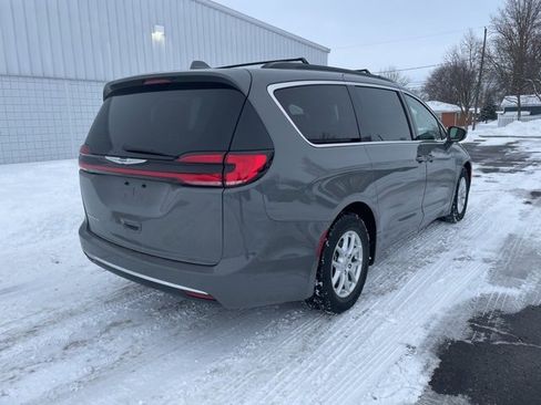 Used 2022 Chrysler Pacifica Touring-L image 14