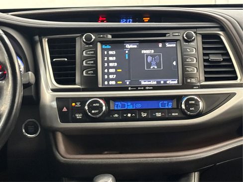 Used 2017 Toyota Highlander XLE AWD/4WD image 19