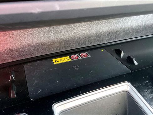 Used 2025 Toyota Sienna Platinum image 32