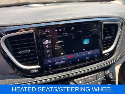 Used 2023 Chrysler Pacifica Touring-L FWD image 3