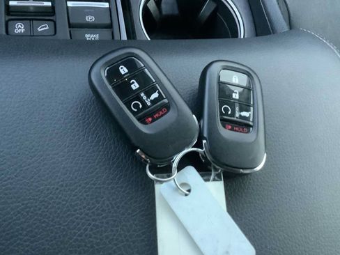 Used 2025 Honda Pilot Touring image 19