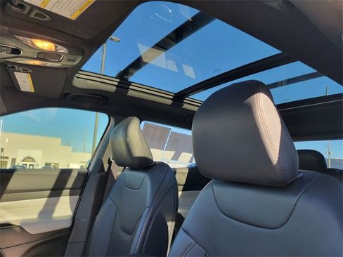 Certified 2023 Jeep Compass Limited w/ Sun and Sound Group image 4