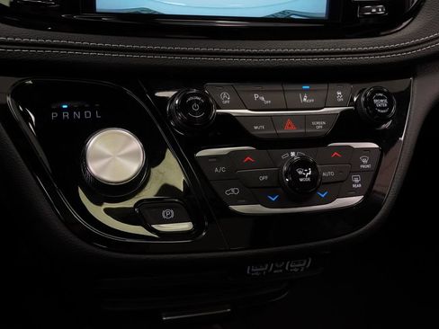 Certified 2025 Chrysler Pacifica Select AWD/4WD image 33