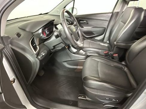 Used 2017 Chevrolet Trax LT w/ LT Convenience Package FWD image 12