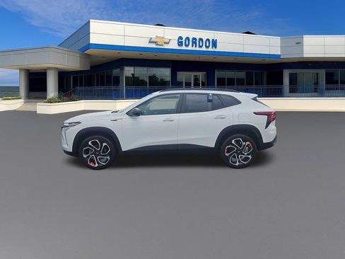 Used 2024 Chevrolet Trax RS w/ Sunroof Package FWD image 2