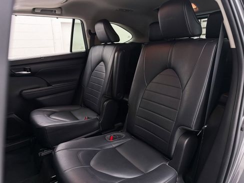Used 2022 Toyota Highlander XLE FWD image 23
