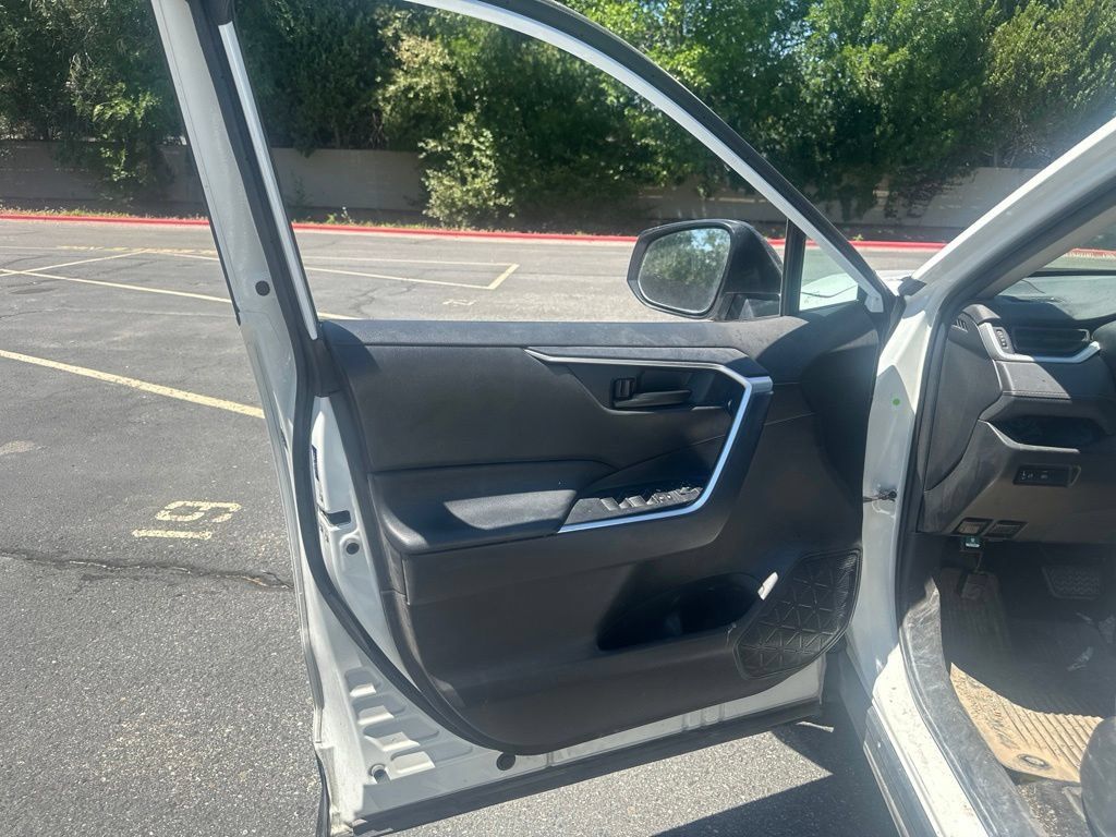 Used 2021 Toyota RAV4 LE AWD/4WD image 9