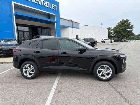 New 2026 Chevrolet Trax LS w/ LS Convenience Package FWD image 2