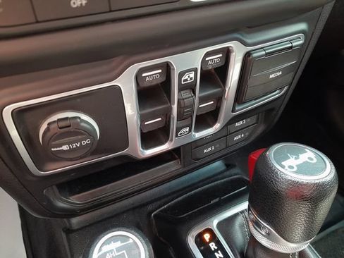 Used 2018 Jeep Wrangler Unlimited Sahara w/ Cold Weather Group AWD/4WD image 26