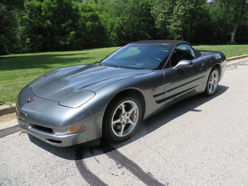 Used 2004 Chevrolet Corvette Convertible w/ Preferred Equipment Group image 2