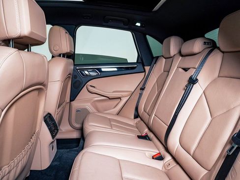 Certified 2025 Porsche Macan AWD/4WD image 17