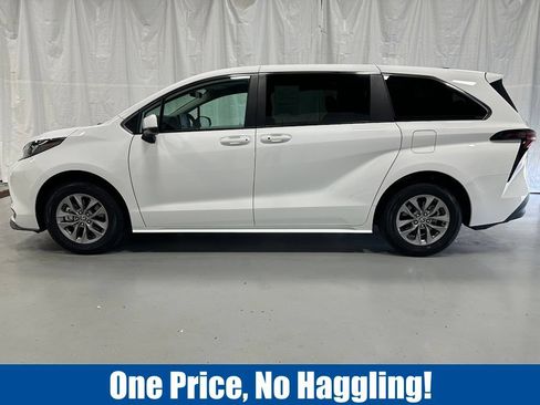 Used 2025 Toyota Sienna LE FWD image 4