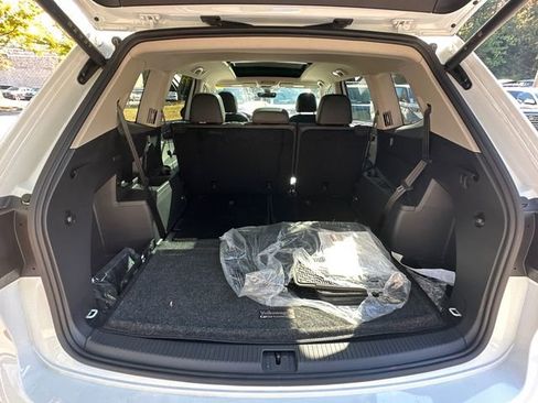 Certified 2025 Volkswagen Atlas Peak Edition SE image 18
