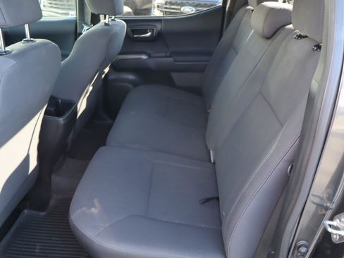 Used 2018 Toyota Tacoma TRD Sport image 34