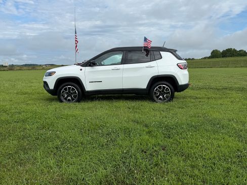 Used 2025 Jeep Compass Trailhawk AWD/4WD image 2