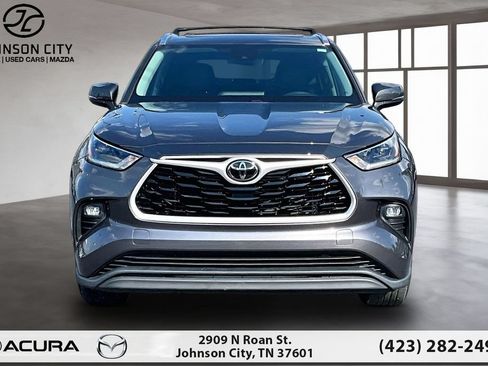 Used 2021 Toyota Highlander XLE AWD/4WD image 3