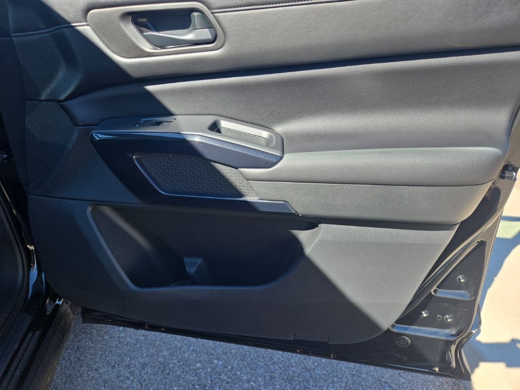 Used 2024 Nissan Pathfinder SV FWD image 19