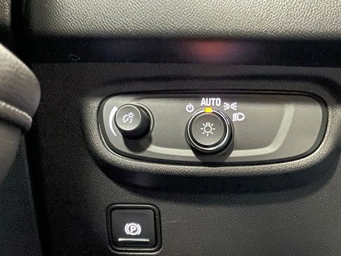 Used 2022 GMC Terrain SLE image 12