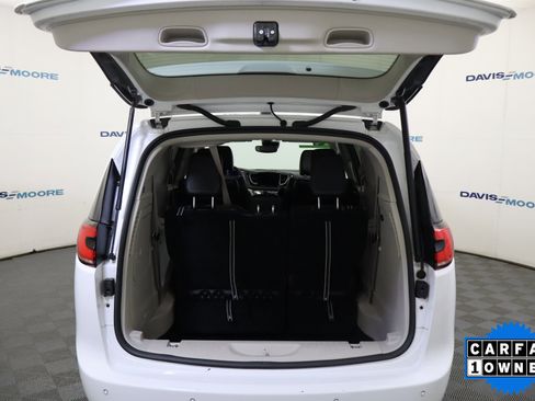 Used 2024 Chrysler Pacifica Select image 8